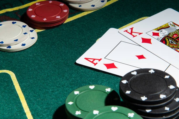 qqmobil platform interface showing live-dealer tables, slots, and sports coverage